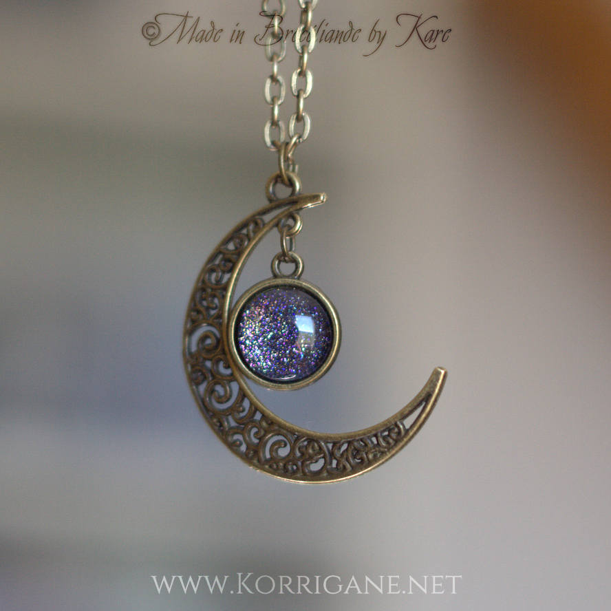 Pendentif Lune Celte "Gealaí" Lueur de Lune Celtique - Cabochon effet Glitter - Couleur au choix : Violet, améthyste, Doré, Argenté ou Rosé - Bronze - korrigane