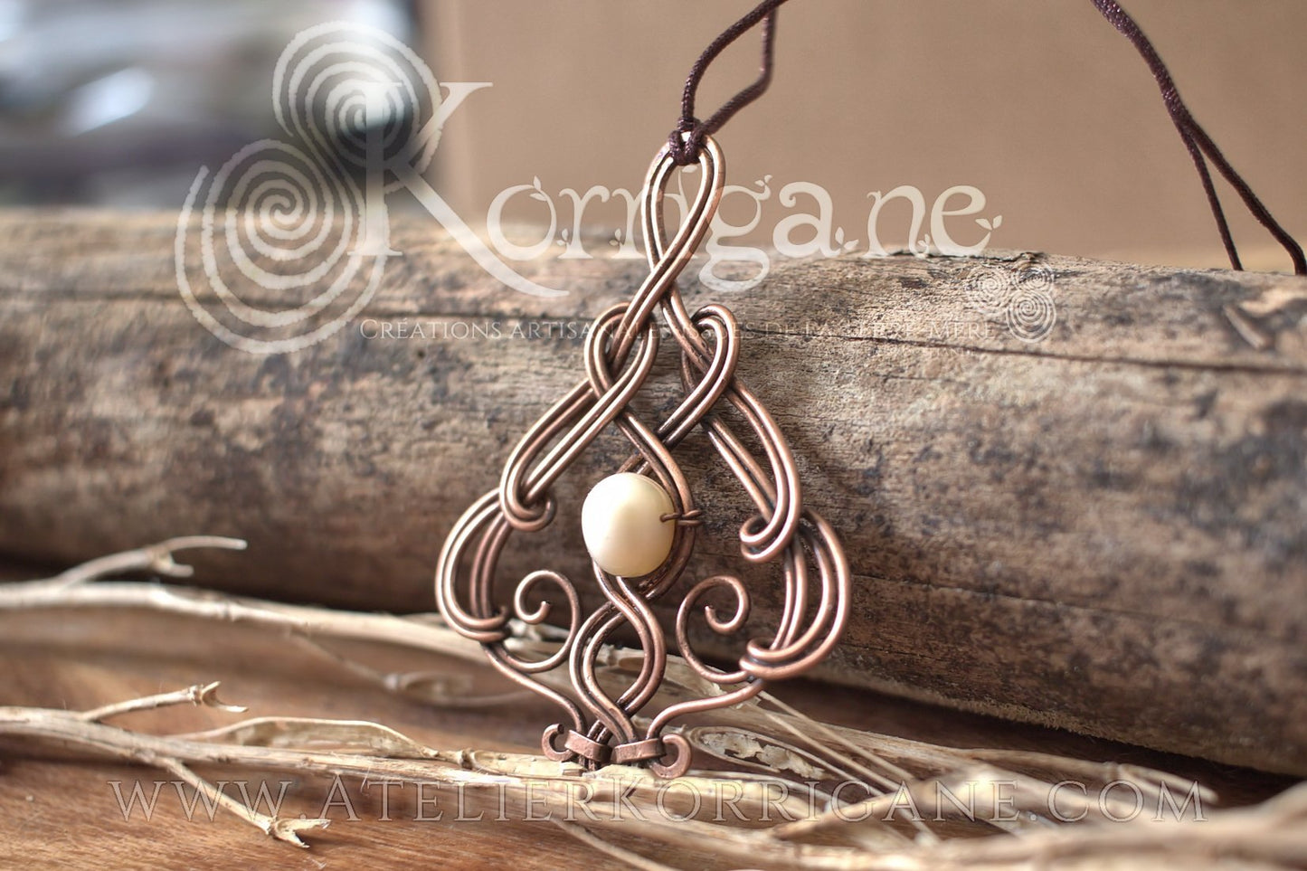 Pendentif Entrelacs - Véritable Perle (huitre) - Cuivre martelé et patiné main - korrigane