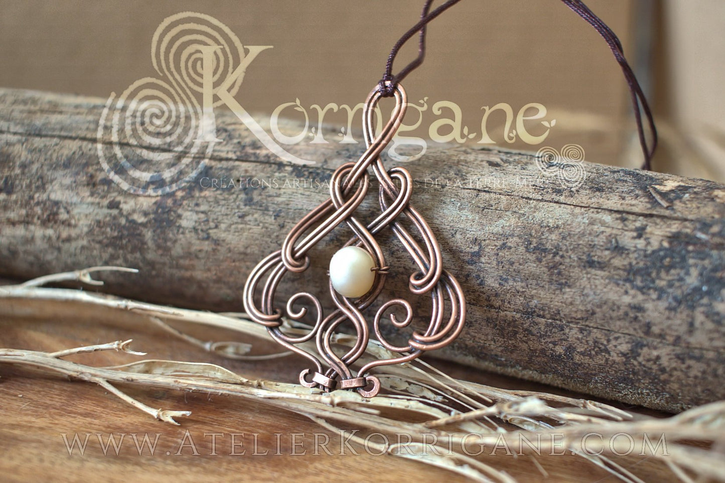 Pendentif Entrelacs - Véritable Perle (huitre) - Cuivre martelé et patiné main - korrigane
