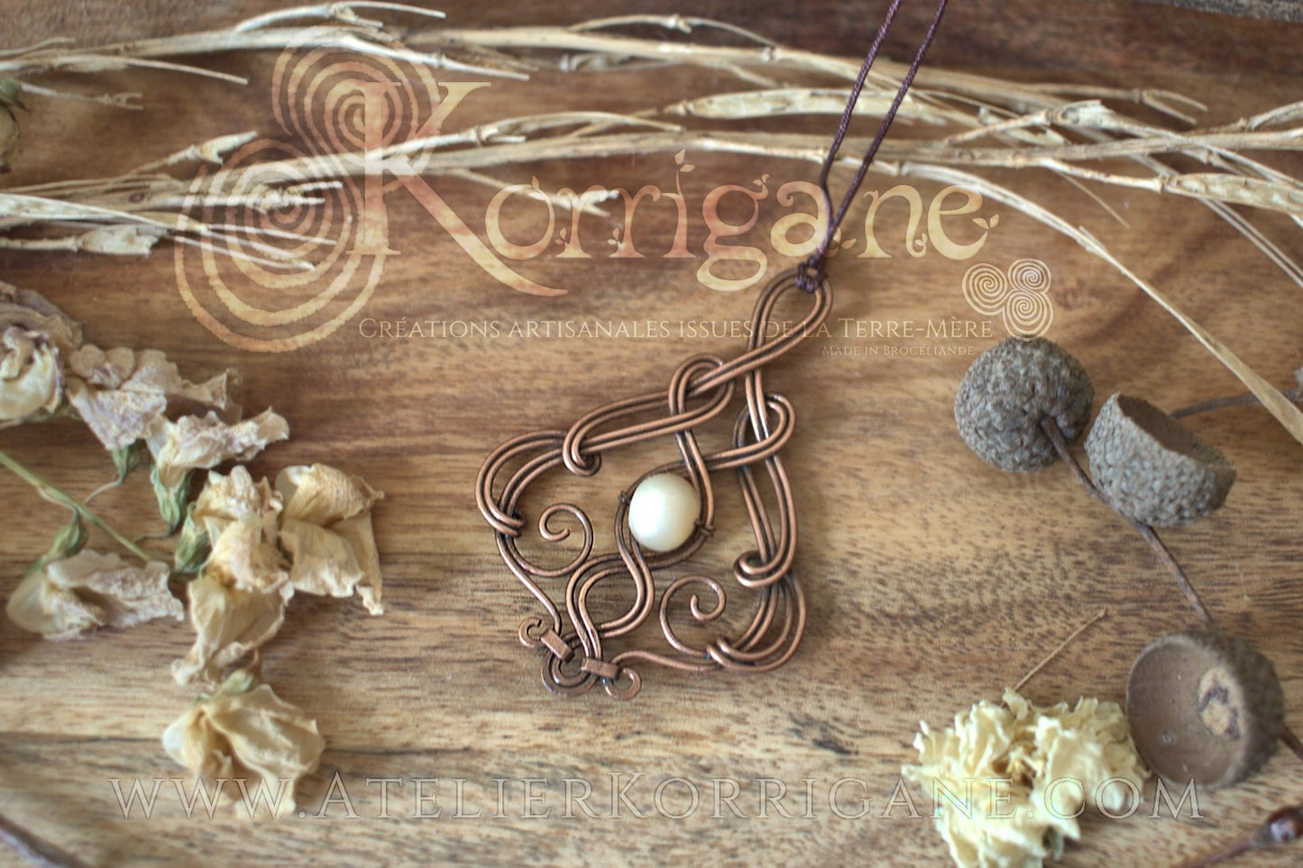 Pendentif Entrelacs - Véritable Perle (huitre) - Cuivre martelé et patiné main - korrigane