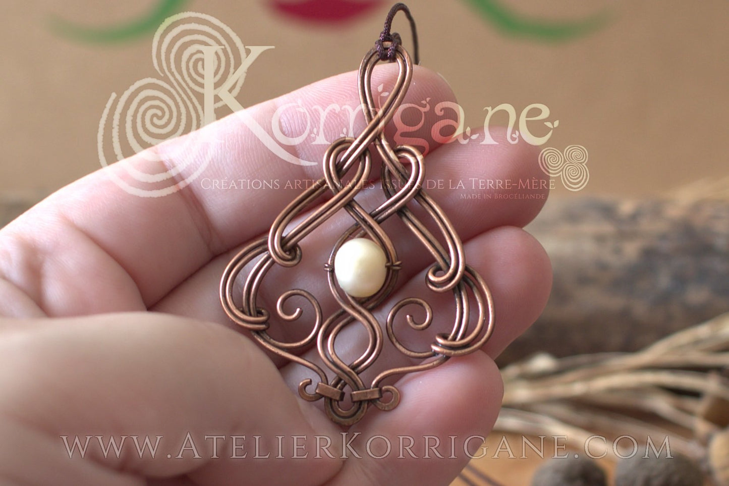 Pendentif Entrelacs - Véritable Perle (huitre) - Cuivre martelé et patiné main - korrigane