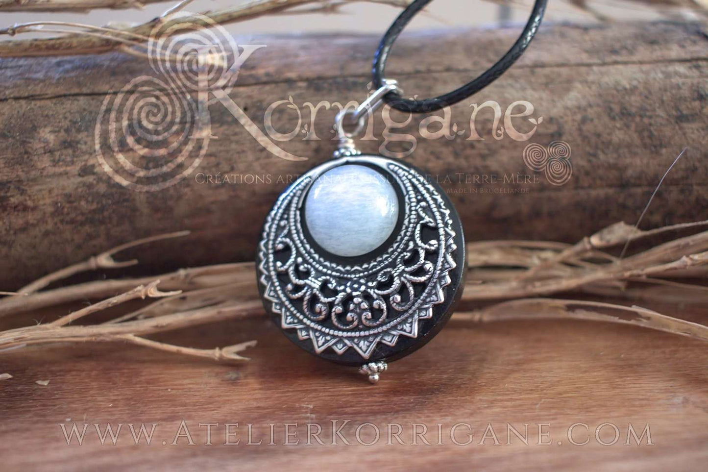 Amulette de protection avec Pierre de Lune véritable "Lleuad" - EDITION LIMITÉE Korrigane