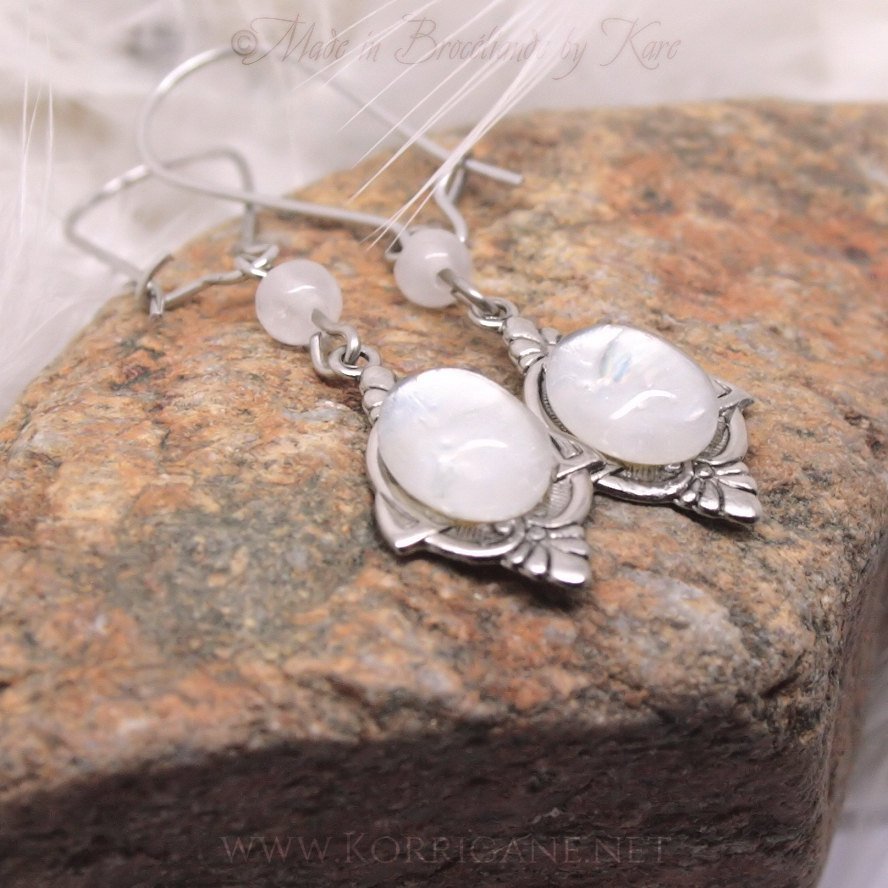 Boucles d'Oreilles "Elfe Blanche" cabochon de verre et perles de Jaspe Korrigane