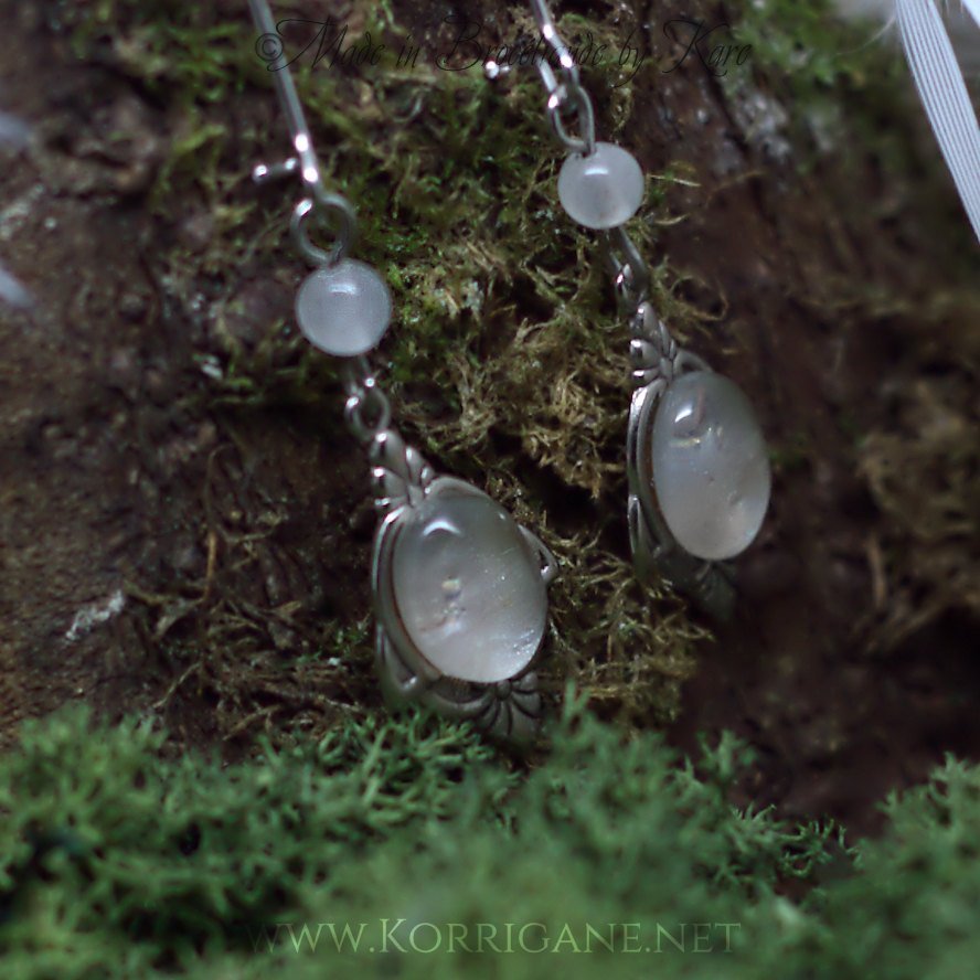 Boucles d'Oreilles "Elfe Blanche" cabochon de verre et perles de Jaspe Korrigane