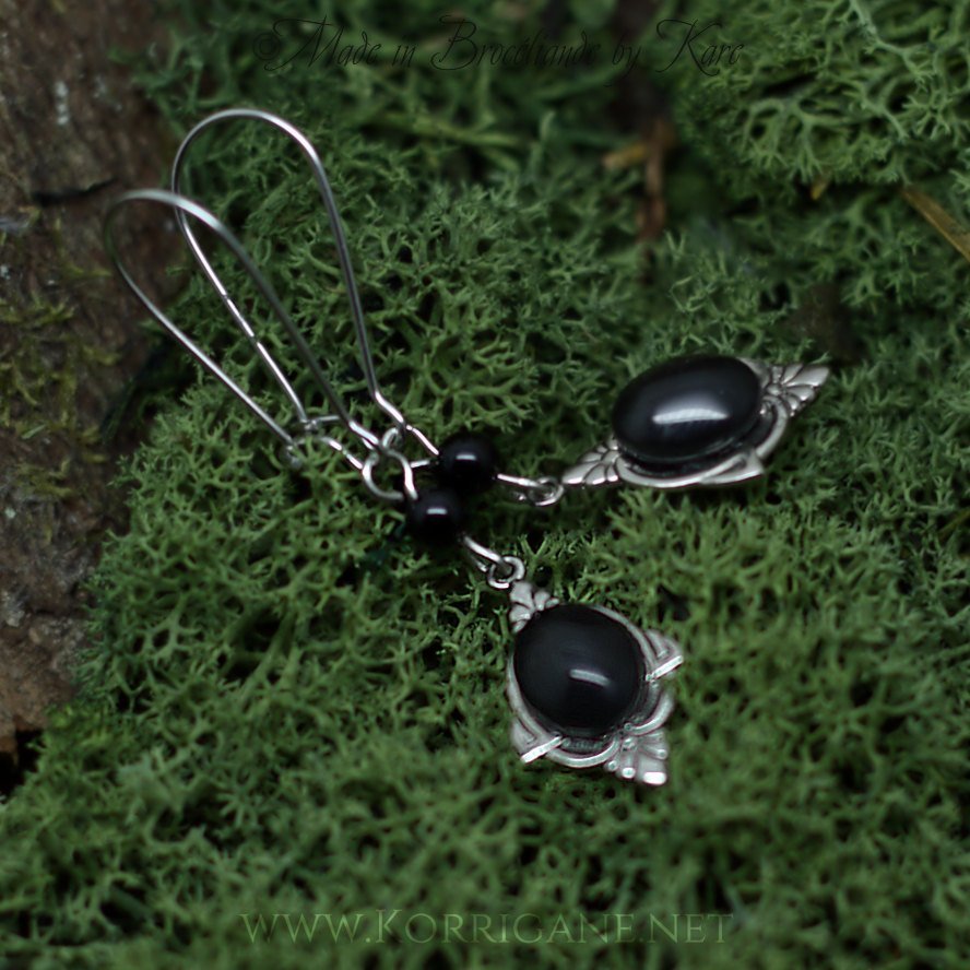 Boucles d'Oreilles "Elfe Noire" cabochon de verre et perles d'Onyx Korrigane