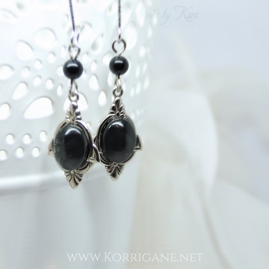Boucles d'Oreilles "Elfe Noire" cabochon de verre et perles d'Onyx Korrigane