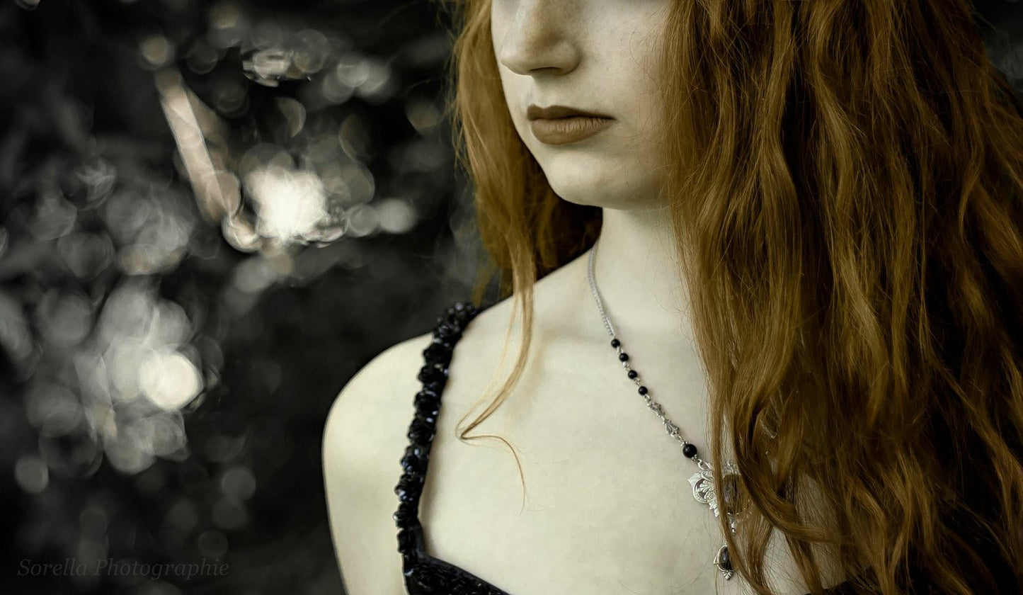 Boucles d'Oreilles "Elfe Noire" cabochon de verre et perles d'Onyx Korrigane