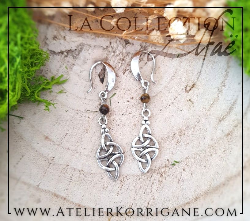 Boucles d'Oreilles Elfiques en Œil de Tigre avec Triquetra Celtique Korrigane