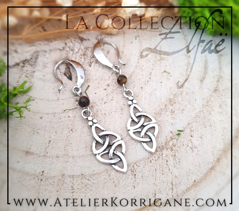 Boucles d'Oreilles Elfiques en Œil de Tigre avec Triquetra Celtique Korrigane