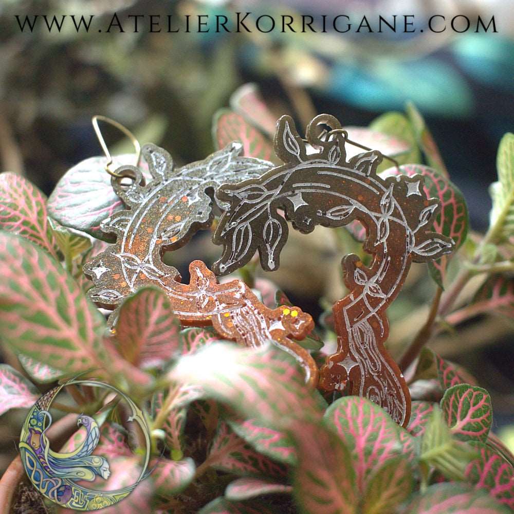 Boucles d'Oreilles Serpes Druidiques Les P'tites Witchy Cuivré et Vert Foret Korrigane