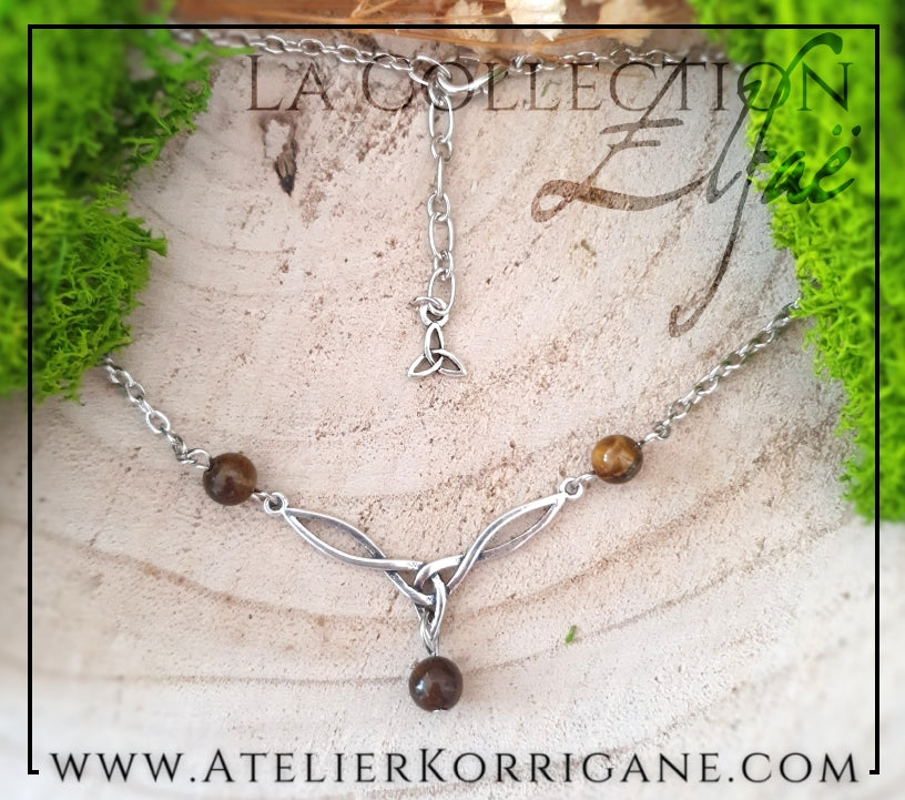 Collier Elfique en Œil de Tigre avec Triquetra Celtique Korrigane