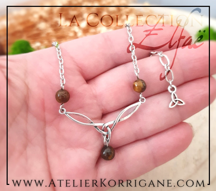 Collier Elfique en Œil de Tigre avec Triquetra Celtique Korrigane