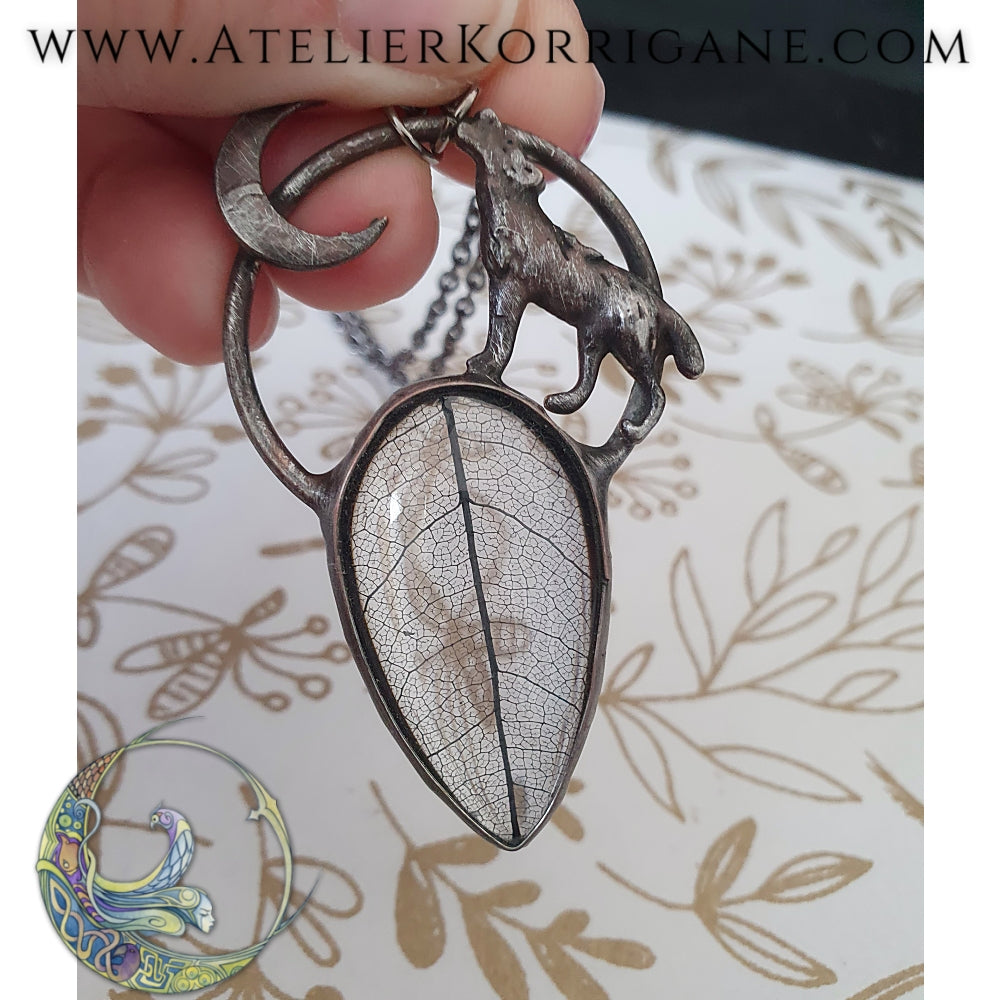 Collier Plantes avec de véritable Feuille et Loup Sous la Lune - Les Botaniques Korrigane
