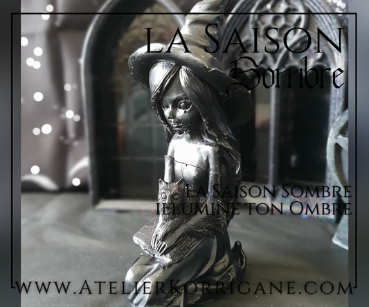 Statuette Little Witch avec son chat et son grimoire Korrigane