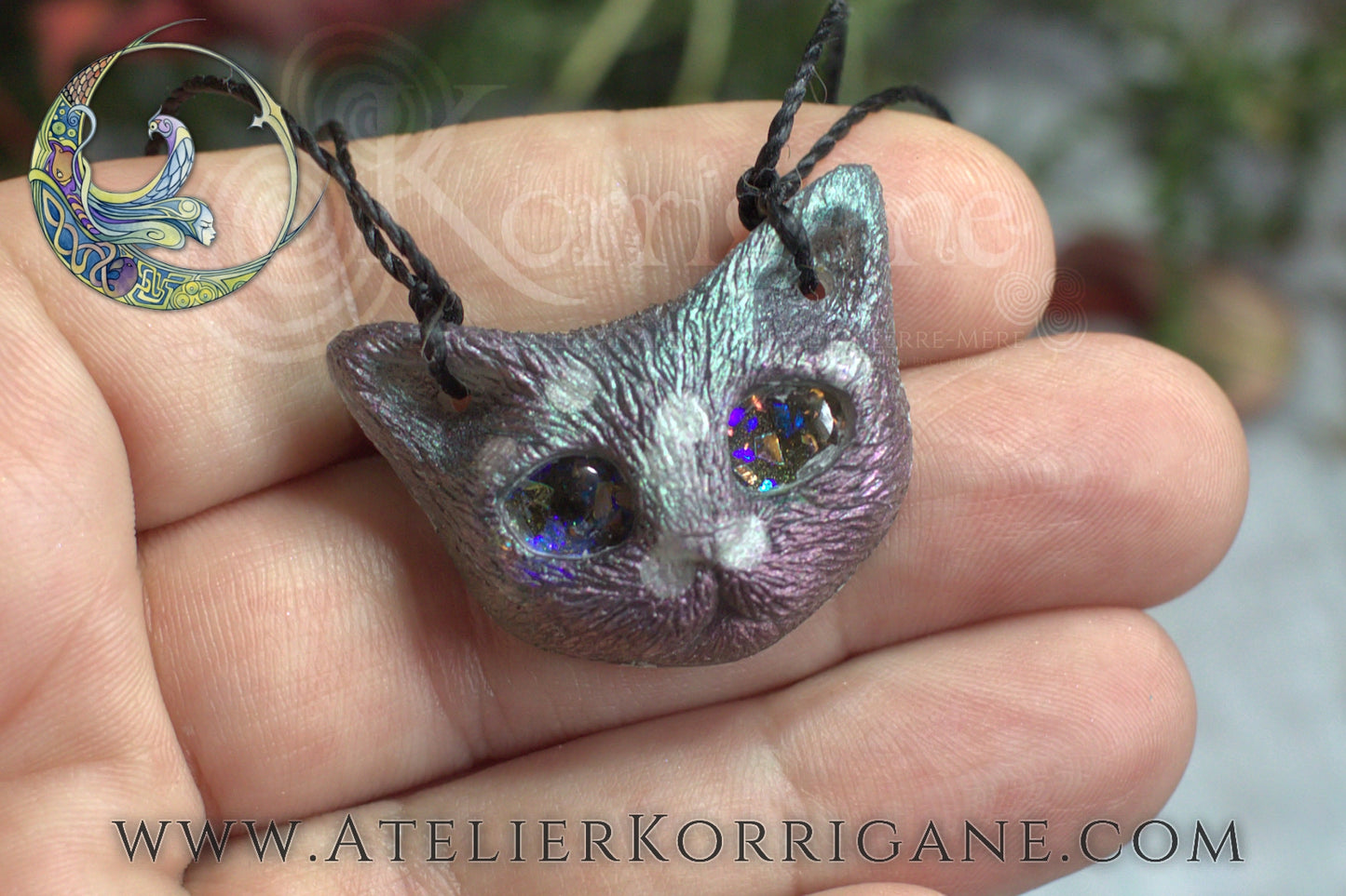 Pendentif Petit Chat Violet-Vert irisé Korrigane