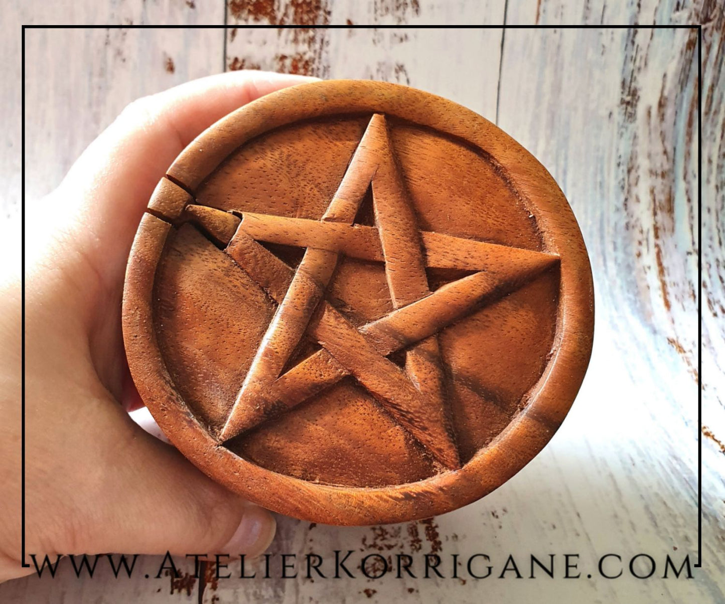 Boite mystère en bois orné d'un pentagramme