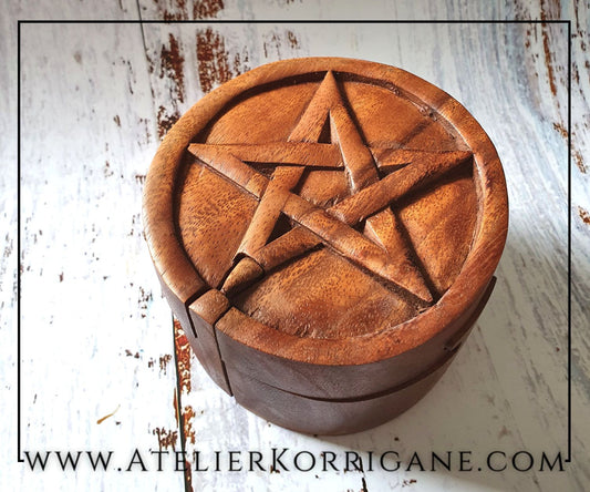 Boite mystère en bois orné d'un pentagramme