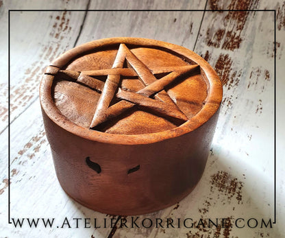 Boite mystère en bois orné d'un pentagramme