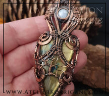 Charger l&#39;image dans la galerie, Pendentif Mabon Arbre de Vie Ethnique en Labradorite Verte et Blanche