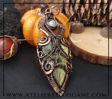 Charger l&#39;image dans la galerie, Pendentif Mabon Arbre de Vie Ethnique en Labradorite Verte et Blanche