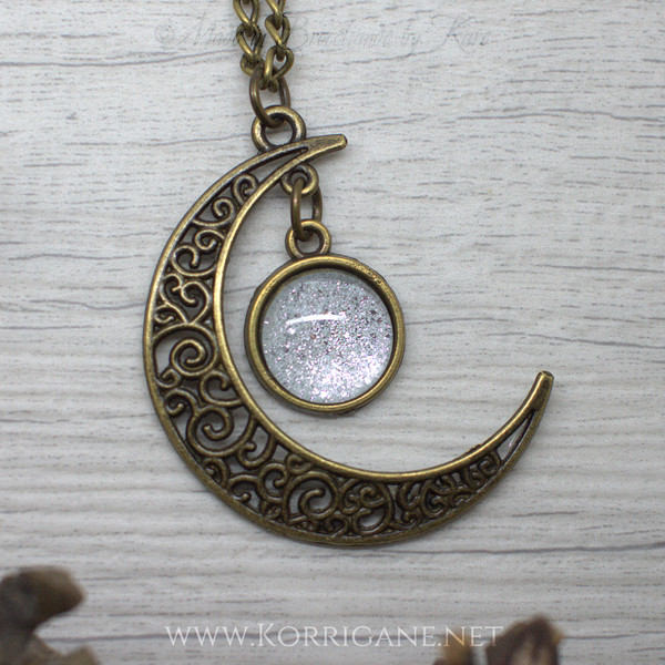 Pendentif Lune Celte "Gealaí"  - Cabochon effet Glitter - Couleur au choix : Violet, améthyste, Doré, Argenté ou Rosé - Bronze - korrigane