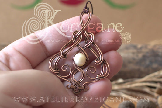 Pendentif Entrelacs - Véritable Perle (huitre) - Cuivre martelé et patiné main - korrigane