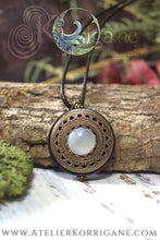 Charger l&#39;image dans la galerie, Amulette Collier Protection &#39;Amddiffyn&#39; en Agate Blanche Korrigane