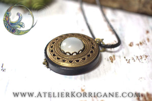 Amulette Collier Protection 'Amddiffyn' en Agate Blanche Korrigane