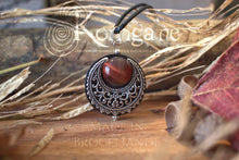 Charger l&#39;image dans la galerie, Amulette &quot;Lleuad&quot; Collier de Protection - Lune Wicca - Oeil de Taureau - Talisman Triple Déesse Korrigane