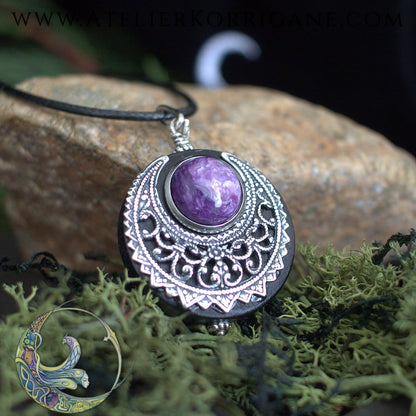 Amulette "Lleuad" Collier de Protection Lune Wicca en Charoite Korrigane