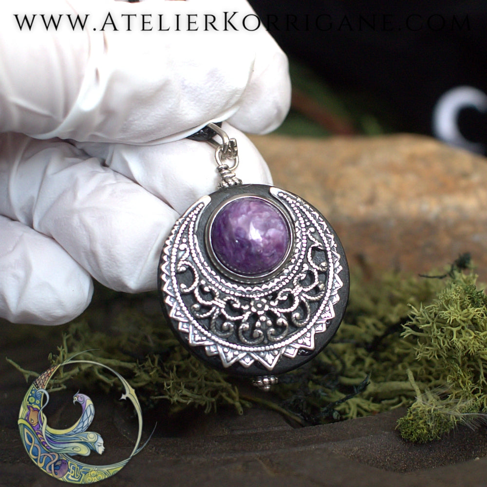 Amulette "Lleuad" Collier de Protection Lune Wicca en Charoite Korrigane