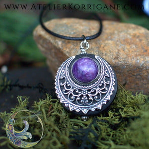 Amulette "Lleuad" Collier de Protection Lune Wicca en Charoite Korrigane