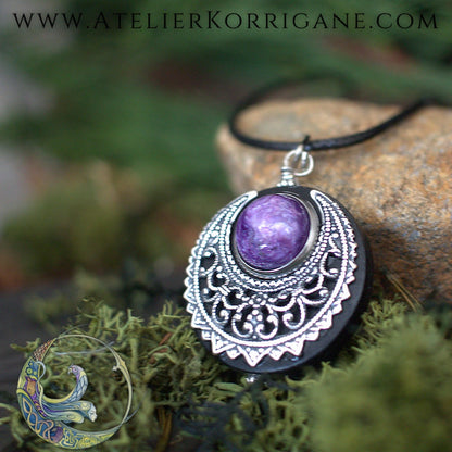 Amulette "Lleuad" Collier de Protection Lune Wicca en Charoite Korrigane