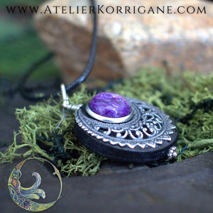 Amulette "Lleuad" Collier de Protection Lune Wicca en Charoite Korrigane