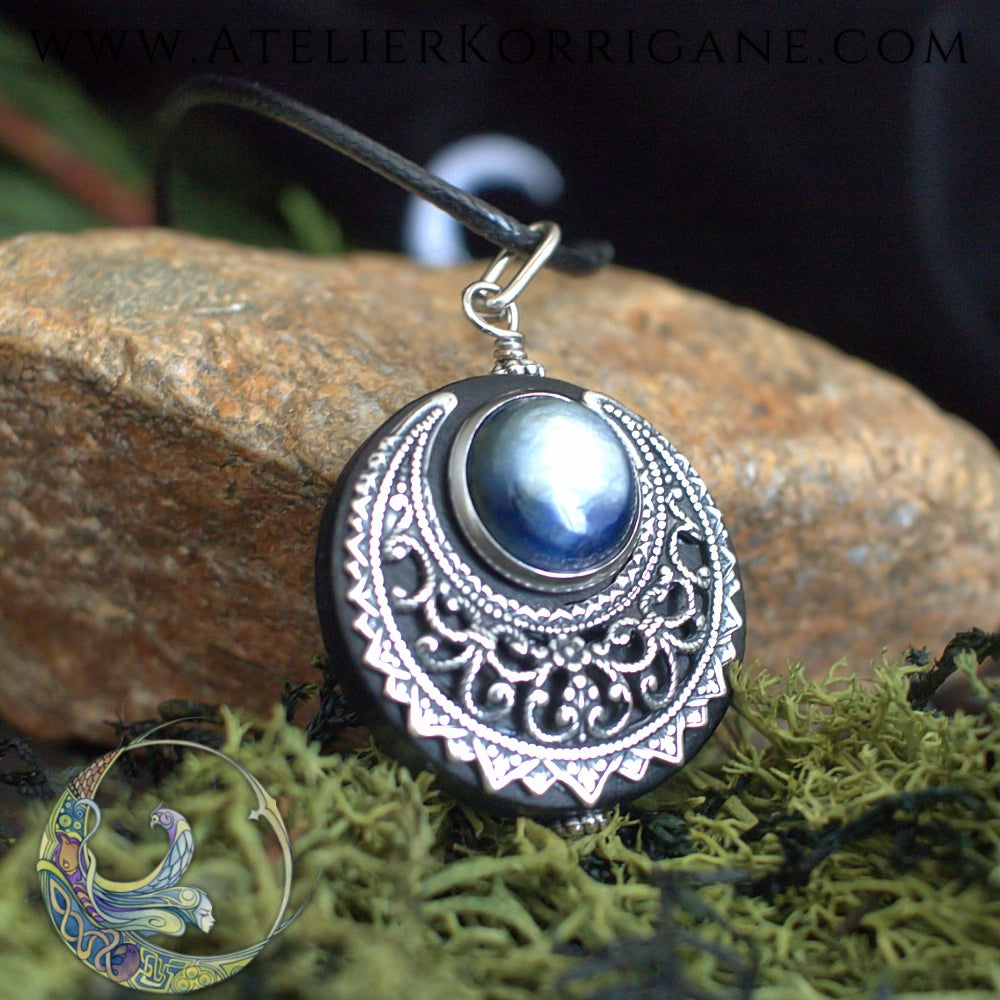 Amulette "Lleuad" Collier de Protection Lune Wicca en Kyanite Korrigane