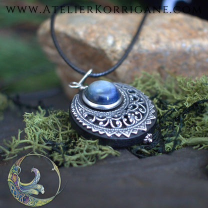 Amulette "Lleuad" Collier de Protection Lune Wicca en Kyanite Korrigane