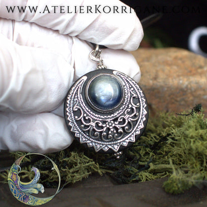 Amulette "Lleuad" Collier de Protection Lune Wicca en Kyanite Korrigane