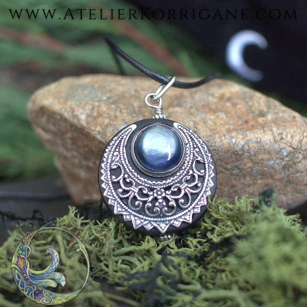 Amulette "Lleuad" Collier de Protection Lune Wicca en Kyanite Korrigane