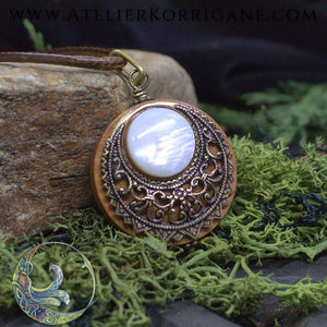 Amulette "Lleuad" Collier de Protection Lune Wicca en Nacre Korrigane