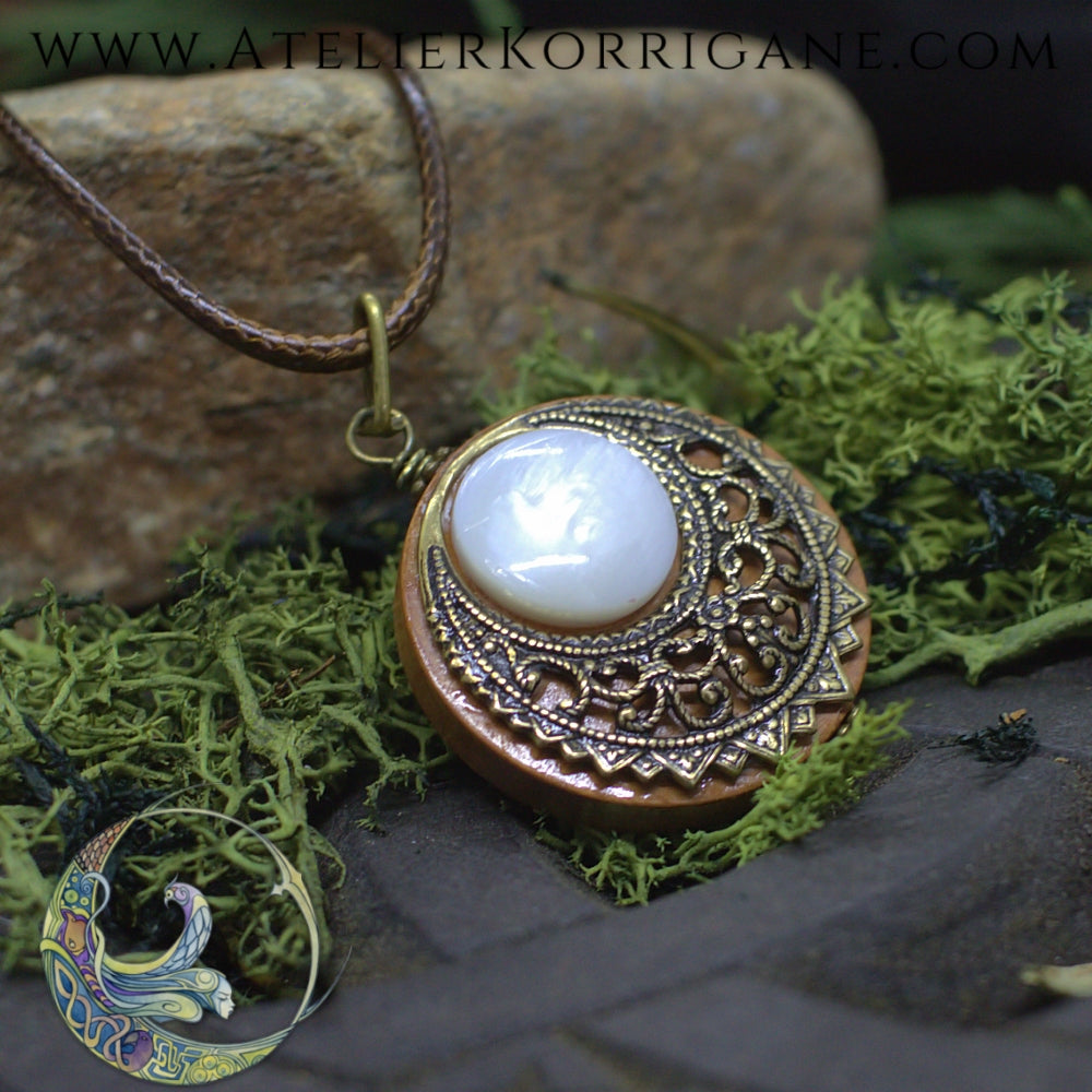 Amulette "Lleuad" Collier de Protection Lune Wicca en Nacre Korrigane