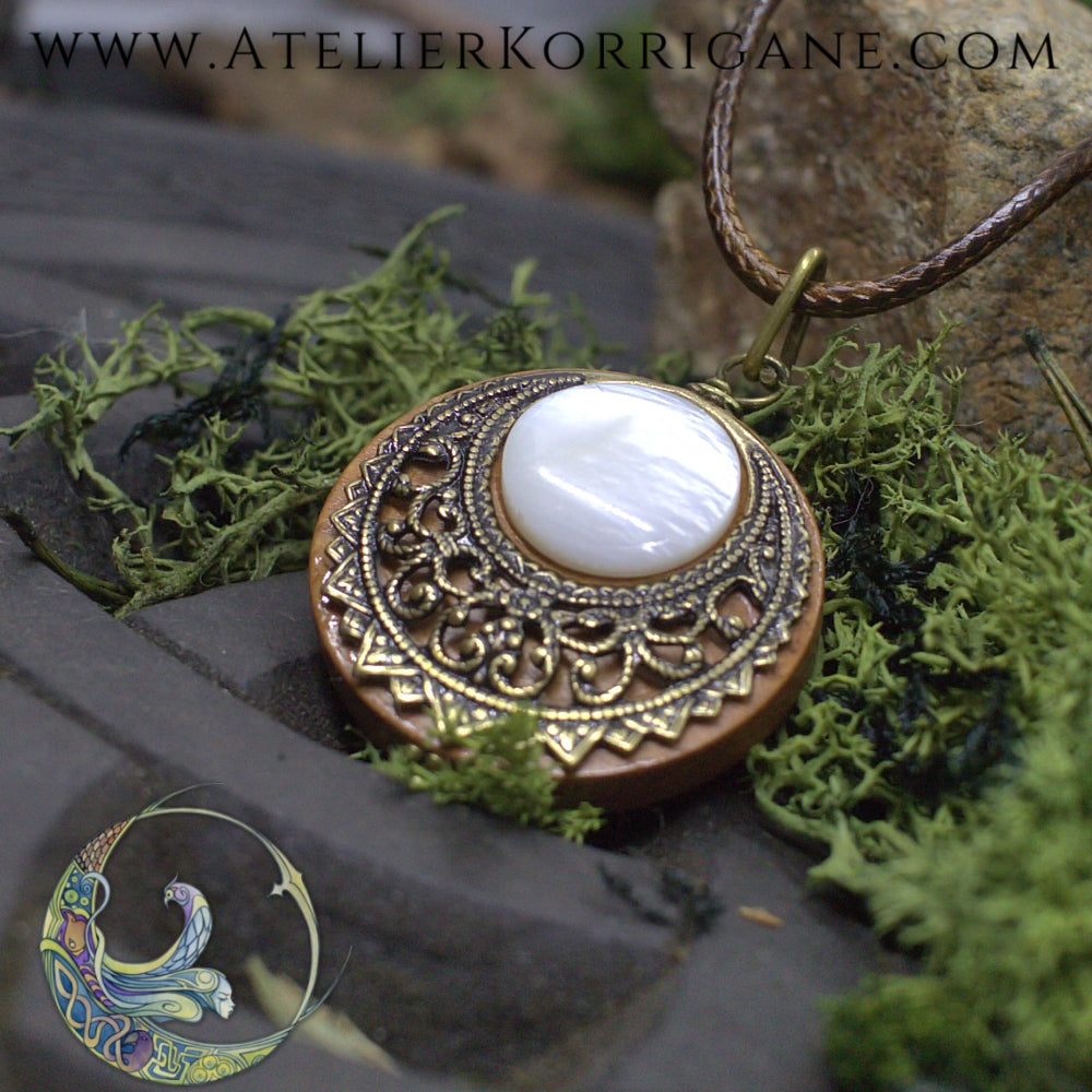 Amulette "Lleuad" Collier de Protection Lune Wicca en Nacre Korrigane