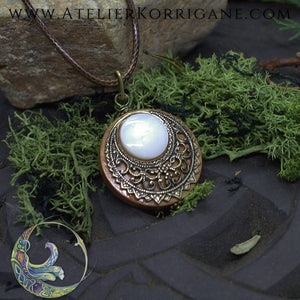 Amulette "Lleuad" Collier de Protection Lune Wicca en Nacre Korrigane