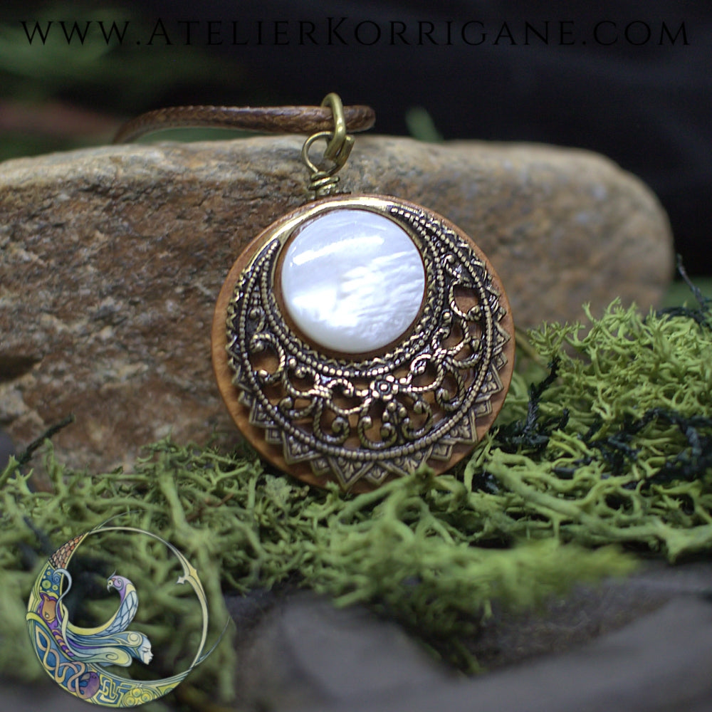 Amulette "Lleuad" Collier de Protection Lune Wicca en Nacre Korrigane