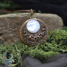 Charger l&#39;image dans la galerie, Amulette &quot;Lleuad&quot; Collier de Protection Lune Wicca en Nacre Korrigane