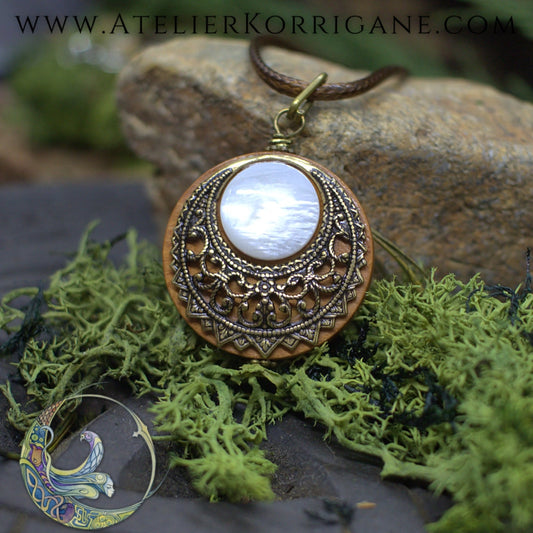 Amulette "Lleuad" Collier de Protection Lune Wicca en Nacre Korrigane