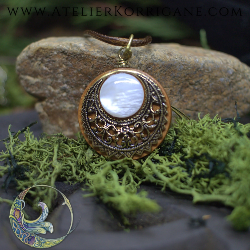 Amulette "Lleuad" Collier de Protection Lune Wicca en Nacre Korrigane