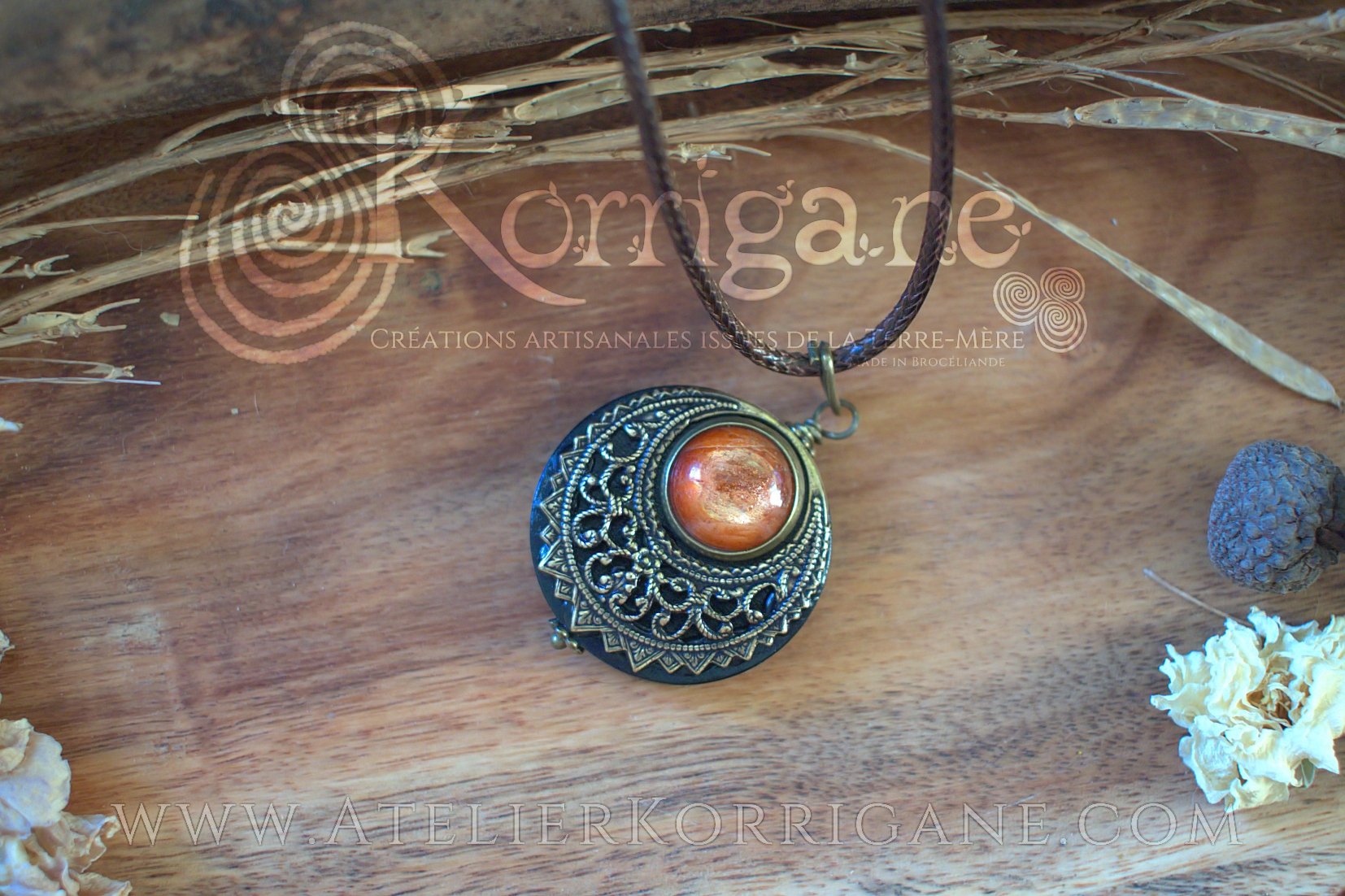 Amulette "Lleuad" Véritable Pierre de Soleil - Collier de Protection Lune - EDITION LIMITEE Korrigane