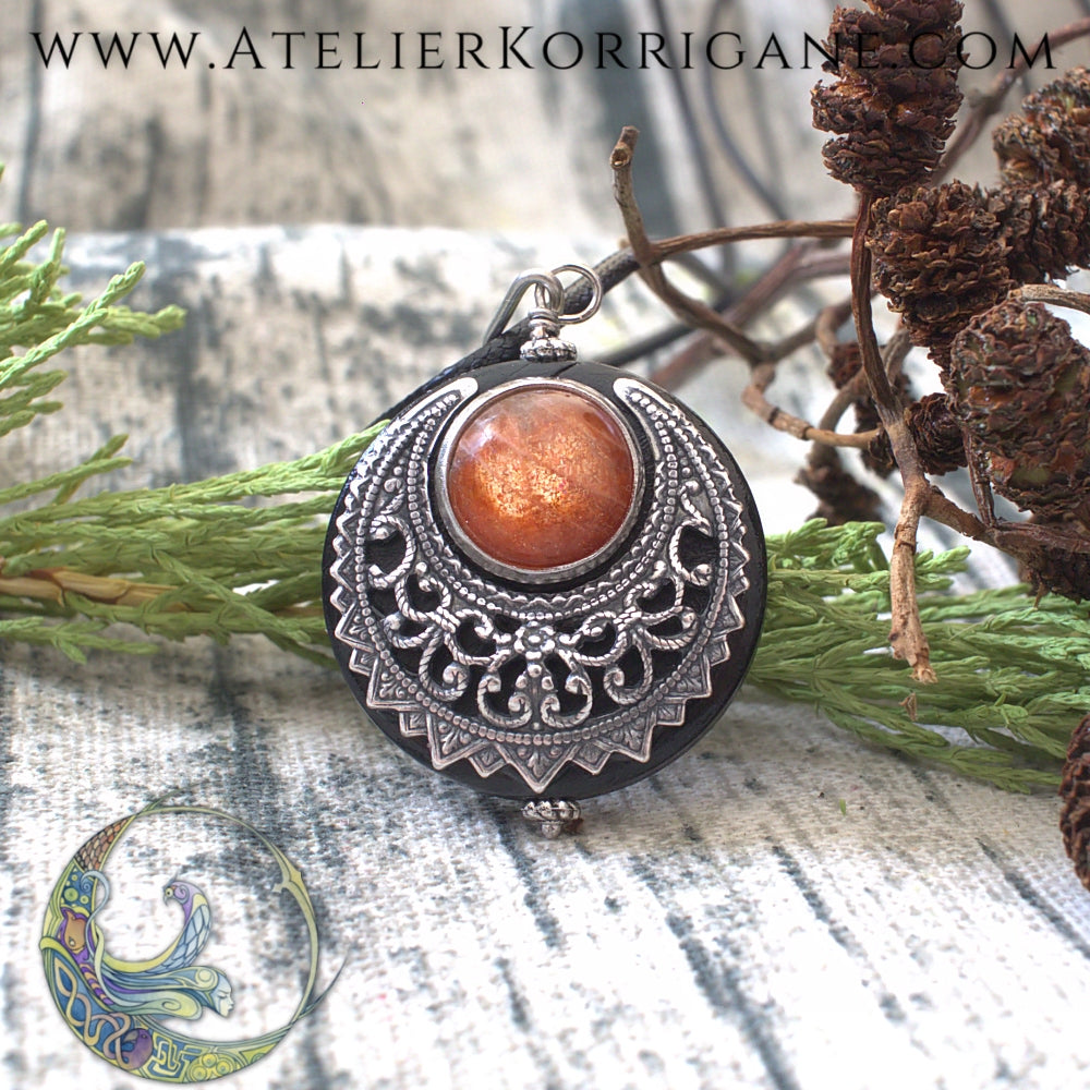 Amulette "Lleuad" Véritable Pierre de Soleil - Collier de Protection Lune - EDITION LIMITEE Korrigane