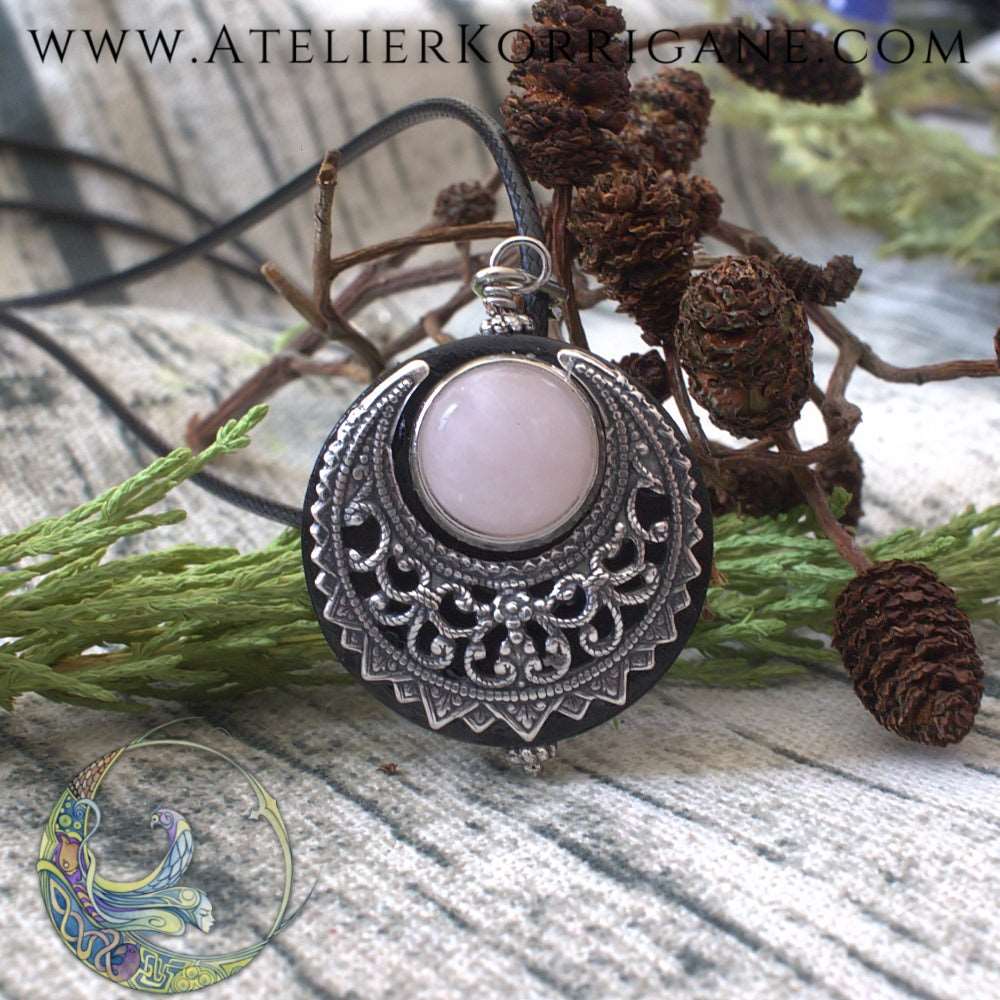 Amulette 'Lleuad' en Quartz Rose et Bois en forme de lune Korrigane