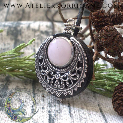 Amulette 'Lleuad' en Quartz Rose et Bois en forme de lune Korrigane